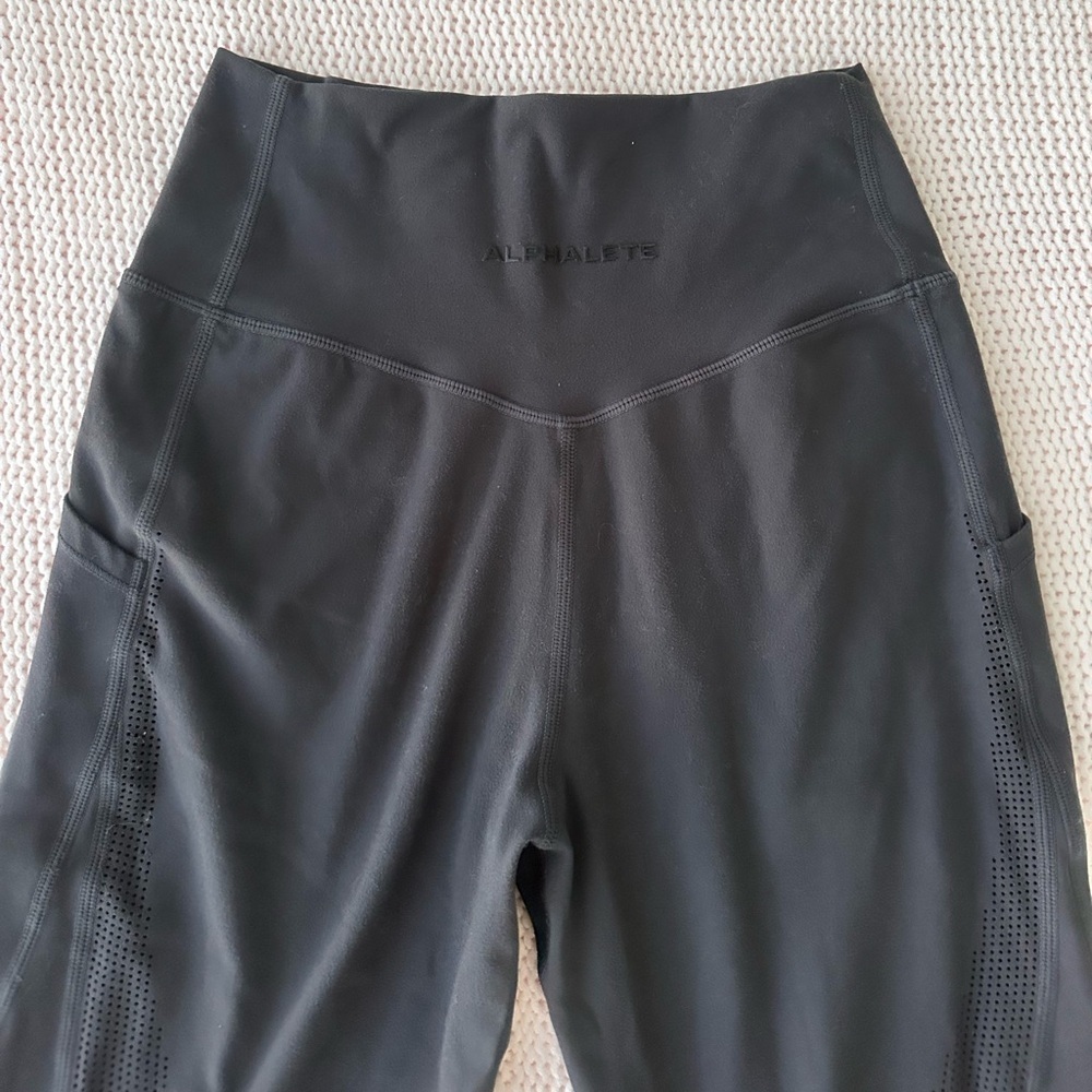 Alphalete Surface Pocket Laser Cut Leggings Dark Grey Size Small - Picture 6 of 10